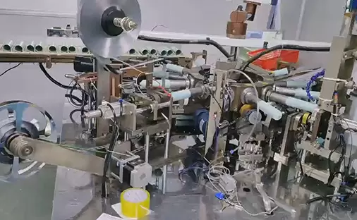 재료 테스트를 수행하는 실험실 기술자