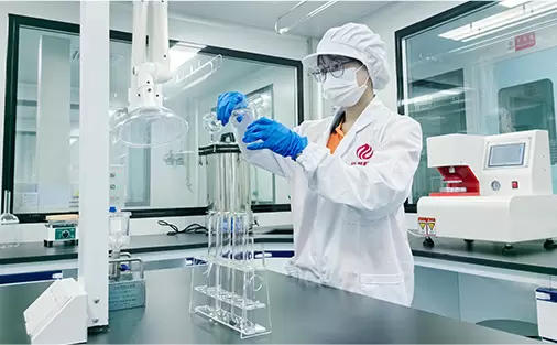 재료 테스트를 수행하는 연구실 기술자